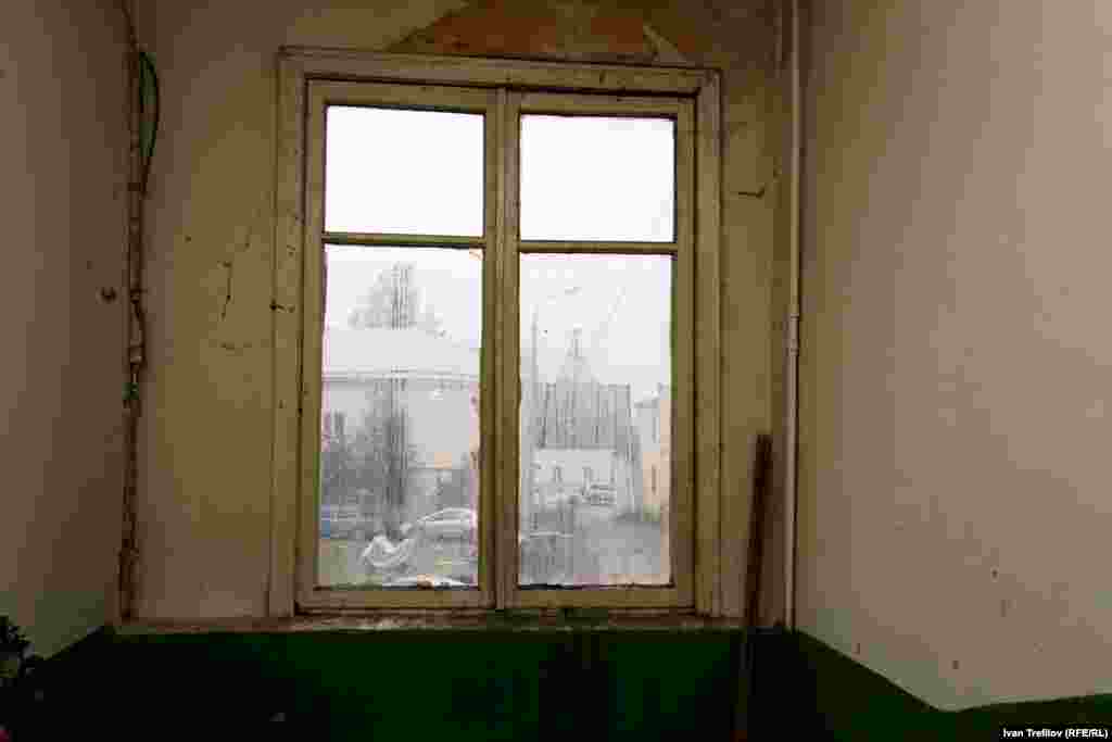 Новые крепостные или жизнь на конюшне. Николо-Угрешский монастырь из окна аварийного дома