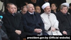 Belarusian President Aleksandr Lukashenka (center) and Turkish President Recep Tayyip Erdogan (left) at the opening of a new mosque in Minsk on November 11.