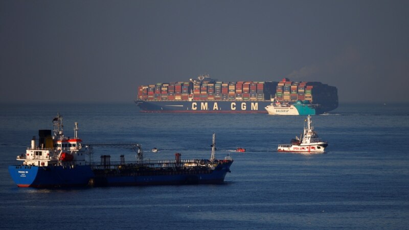 Брод со мигранти заглавен во Средоземното Море, бара помош од три членки на ЕУ