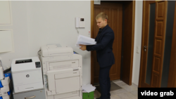 Слідчий Національної поліції копіює документи фонду «Пацієнти України» в Києві, 20 жовтня 2017 року