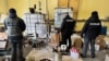Imagine distribuită de organele de drept din Ucraina și Polonia de la perchezițiile comune la un laborator de producție de droguri și reținerea a mai multe persoane implicate