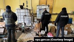 Imagine distribuită de organele de drept din Ucraina și Polonia de la perchezițiile comune la un laborator de producție de droguri și reținerea a mai multe persoane implicate