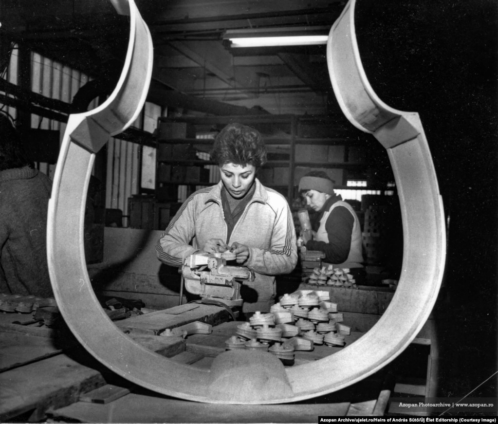 Punëtorët brenda një fabrike instrumentesh muzikore në Reghin, Transilvani, më 1980. "Kam kontaktuar me ta dhe ata ishin të lumtur", kujton Szoc pasi mijëra imazhe zbuloi në bibliotekën rurale. "Ata thanë: 'Oh ua, ju jeni të interesuar për ato?'. Sepse, thjesht, kishin qëndruar atje për vite me radhë”.