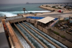 Рассол течет в Средиземное море после прохождения через опреснительную установку в прибережном городе Хадера, Израиль, 16 мая 2010 года