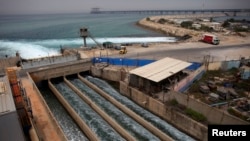 Slana voda se uliva u Sredozemno more nakon prolaska kroz postrojenje za desalinizaciju u obalnom gradu Hadera, najveće svjetsko postrojenje za desalinizaciju obrnute osmoze