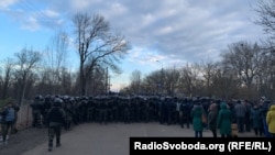 Пікетувальники перекрили дорогу, щоб не допустити в селище евакуйованих з Уханя українців, 20 лютого 2020 року