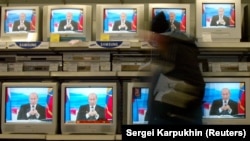 Liderul de la Kremlin Vladimir Putin pe toate ecranele televizoarelor dintr-un magazin de produse electronice