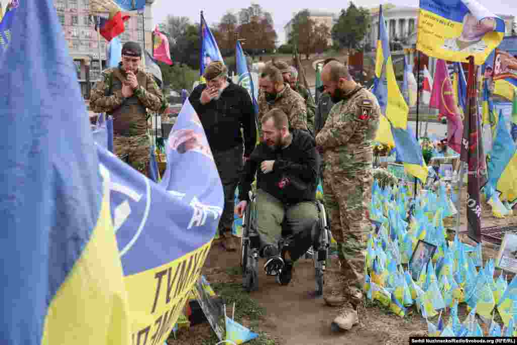 Учасники бойових дій вшанувують пам&#39;ять своїх загиблих побратимів. Майдан незалежності у Києві. 1 жовтня 2024 року