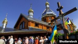 Храм на честь Покрови Пресвятої Богородиці, який нині належить Православній церкві України (ПЦУ) в місті Перечині Закарпатської області. На фото віряни під час урочистого богослужіння та освячення новозбудованого дерев’яного храму, 11 вересня 2016 року