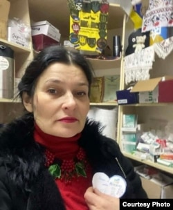 Лариса у волонтерському центрі