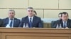 Аз чап ба рост: Мансурҷон Умаров, раиси низоми зиндонҳои Тоҷикистон, Ҳабибулло Воҳидзода, додситони кулл ва раиса КДАМ Саймӯъмин Ятимов. Акс аз саҳифаи додситонии кулли Тоҷикистон 