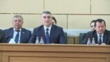 Аз чап ба рост: Мансурҷон Умаров, раиси низоми зиндонҳои Тоҷикистон, Ҳабибулло Воҳидзода, додситони кулл ва раиси КДАМ Саймӯъмин Ятимов. Акс аз саҳифаи додситонии кулли Тоҷикистон 