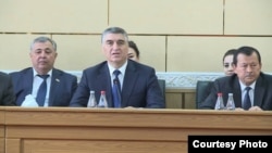 Аз чап ба рост: Мансурҷон Умаров, раиси низоми зиндонҳои Тоҷикистон, Ҳабибулло Воҳидзода, додситони кулл ва раиса КДАМ Саймӯъмин Ятимов. Акс аз саҳифаи додситонии кулли Тоҷикистон