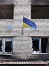 Прапор України на пошкодженій обстрілами будівлі в Сіверську, 20 лютого 2023 року