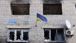 Прапор України на пошкодженій обстрілами будівлі в Сіверську, 20 лютого 2023 року