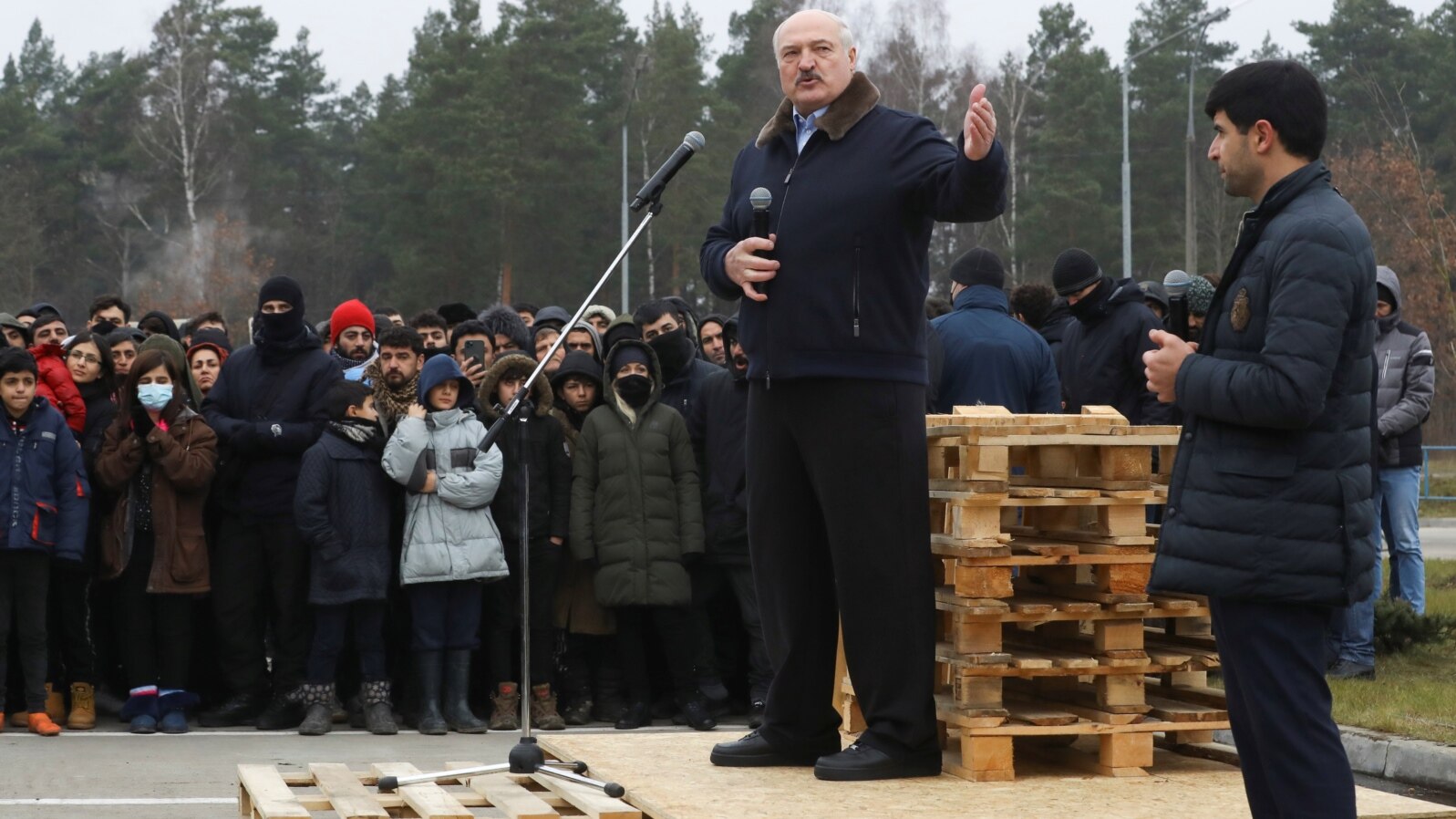 Лукашэнка выступае перад мігрантамі падчас наведваньня транспартна-лягістычнага цэнтру «Брузгі» на беларуска-польскай мяжы ў Горадзенскай вобласьці, 26 лістапада 2021 году