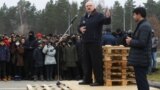 Лукашэнка выступае перад мігрантамі падчас наведваньня транспартна-лягістычнага цэнтру «Брузгі» на беларуска-польскай мяжы ў Горадзенскай вобласьці, 26 лістапада 2021 году