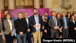 Opozicioni poslanici na konferenciji za novinare u holu Skupštine nakon incidenata, 25. novembar 2024.