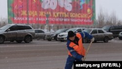 Рабочий чистит дорогу в Астане. Иллюстративное фото. 