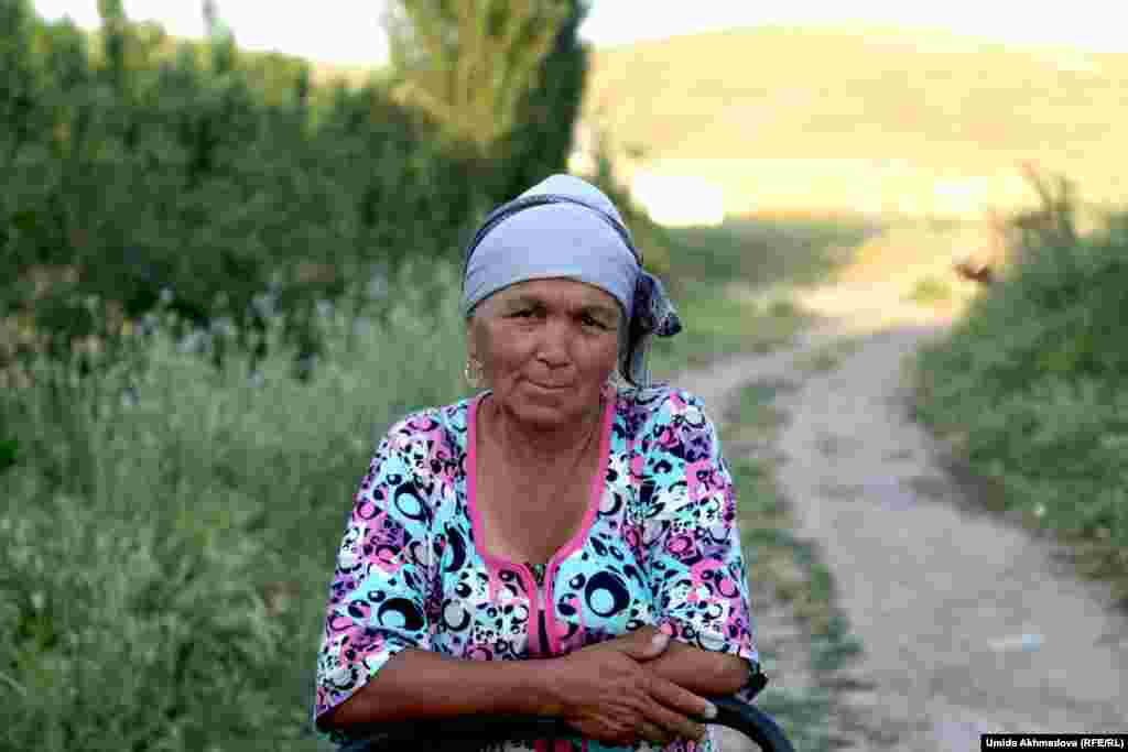 Зейнеп-апай. Трое ее сыновей уехали в Казахстан на заработки, она живет в селе с мужем, невестками и внуками.
