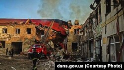 უკრაინის ქალაქ ლოზოვაზე რუსეთის ჯარების დარტყმით განადგურებული შენობები. 2025 წლის 5 აგვისტო