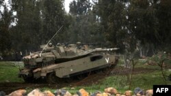 Pamje e një tanku ushtarak izraelit në Rrafshnaltën e Golanit afër kufirit Siri - Izrael