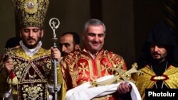 Armenia - Billionaire Samvel Karapetian (C) takes part in a Christmas Mass at the Armenian Apostolic Church's main cathedral in Echmiadzin, 6Jan2015.