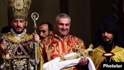 Armenia - Billionaire Samvel Karapetian takes part in a Christmas Mass at the Armenian Apostolic Church's main cathedral in Echmiadzin, 6Jan2015.