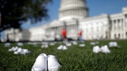 Коронавирустан қайтыс болған медқызметкерлердің құрметіне арналған акциядағы ақ аяқкиімдердің көрінісі. Калифорния, АҚШ. Көрнекі сурет.