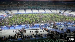 Гледачы на стадыёне Stade de France пасьля матчу 13 лістапада, калі ў Парыжы адбыўся шэраг тэрарыстычных нападаў