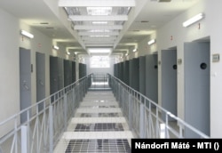 Az Emberi Jogok Európai Bíróságának ítélete véget vethet az elmúlt hat évben a magyar börtönökben kialakult gyakorlatnak, miszerint a fogvatartottakat plexifallal választja el az őket látogató családtagjaiktól