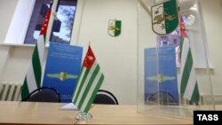 Инициаторы референдума о досрочных выборах президента Абхазии вчера заявили о том, что уже собрано более семи тысяч подписей из необходимых 10 тысяч