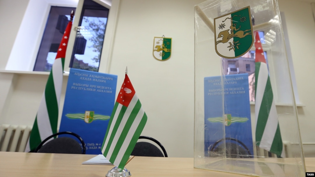 Abxaziya prezident seçkisi üçün Moskvada qoyulmuş seçki qutusu