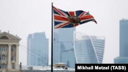 Флаг Великобритании над зданием посольства этой страны в Москве.