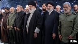 Ali Khamenei (ortada) Soleimani-nin tabutu başında