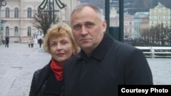 Belarusian opposition leader Mikalay Statkevich (right) with his wife, Maryna Adamovich