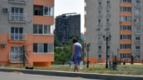 Женщина с бутылками воды в оккупированном Мариуполе.