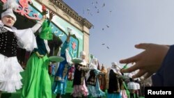 В Алматы празднуют Наурыз. 21 марта 2012 года.