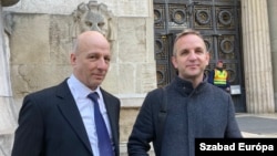 Kovács András kúriai bíró (b) és Tóth Balázs, a Magyar Helsinki Bizottság ügyvédje a Kúria épülete előtt