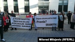 Građani ispred zgrade suda u Banjaluci