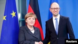 Канцлер Німеччини Ангела Меркель (Л) і прем’єр-міністр України Арсеній Яценюк