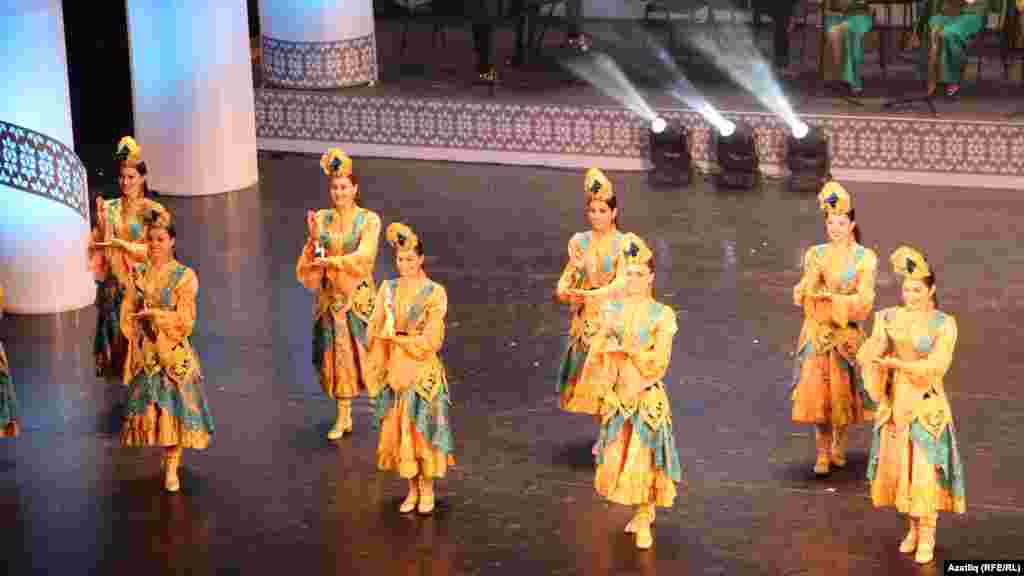 Татар милли киемендәге кызлар кинофестиваль бүләкләре белән тамашачыларны таныштыра