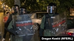 Pripadnici Žandarmerije kod prostorija Srpske napredne stranke u Novom Beogradu, 14.8.2025.