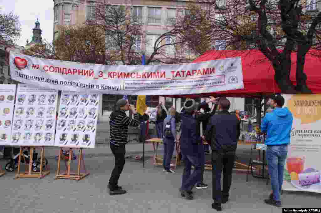Львовские волонтеры организовали кухню на улице, чтобы готовить крымскотатарские блюда. Тут же продают ручные изделия, а вырученные за них деньги направят на помощь детям арестованных крымчан