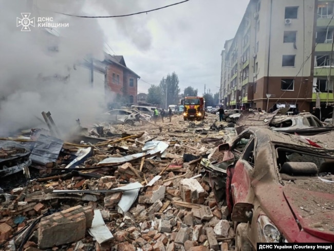 Наслідки російського повітряного удару по Петропавлівській Борщагівці. Київщина, Україна. 28 вересня 2025 року