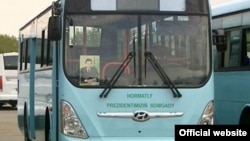 Автобус Hyundai с портретом президента Туркменистана Гурбангулы Бердымухамедова.