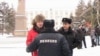 Полицейские задерживают корреспондента газеты "Уральская Неделя" Лукпана Ахмедьярова. Уральск, 6 января 2011 года.