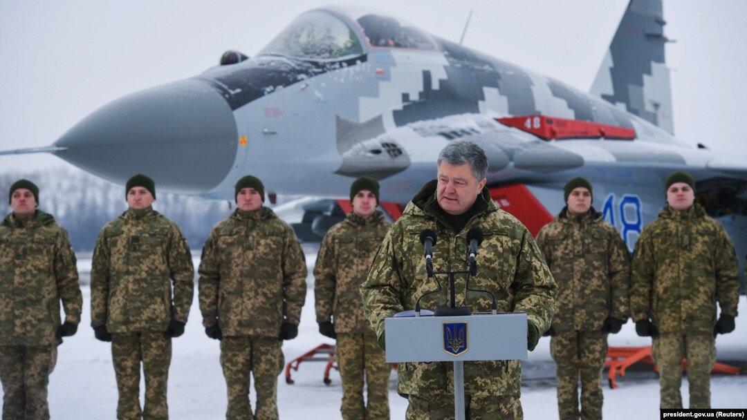 Украин президенти Петро Порошенко аба күчтөрүнүн аскерлери менен жолугушууда. 1-декабрь, 2018-жыл. 