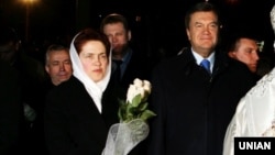 Людмила і Віктор Януковичі в кафедральному Свято-Преображенському соборі в Донецьку, 7 квітня 2007 року