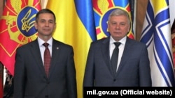 Міністр оборони Молдови Анатолій Носатий (справа) та колишній міністр оборони України Андрій Таран, Київ, 25 серпня 2021 року, ілюстративне фото